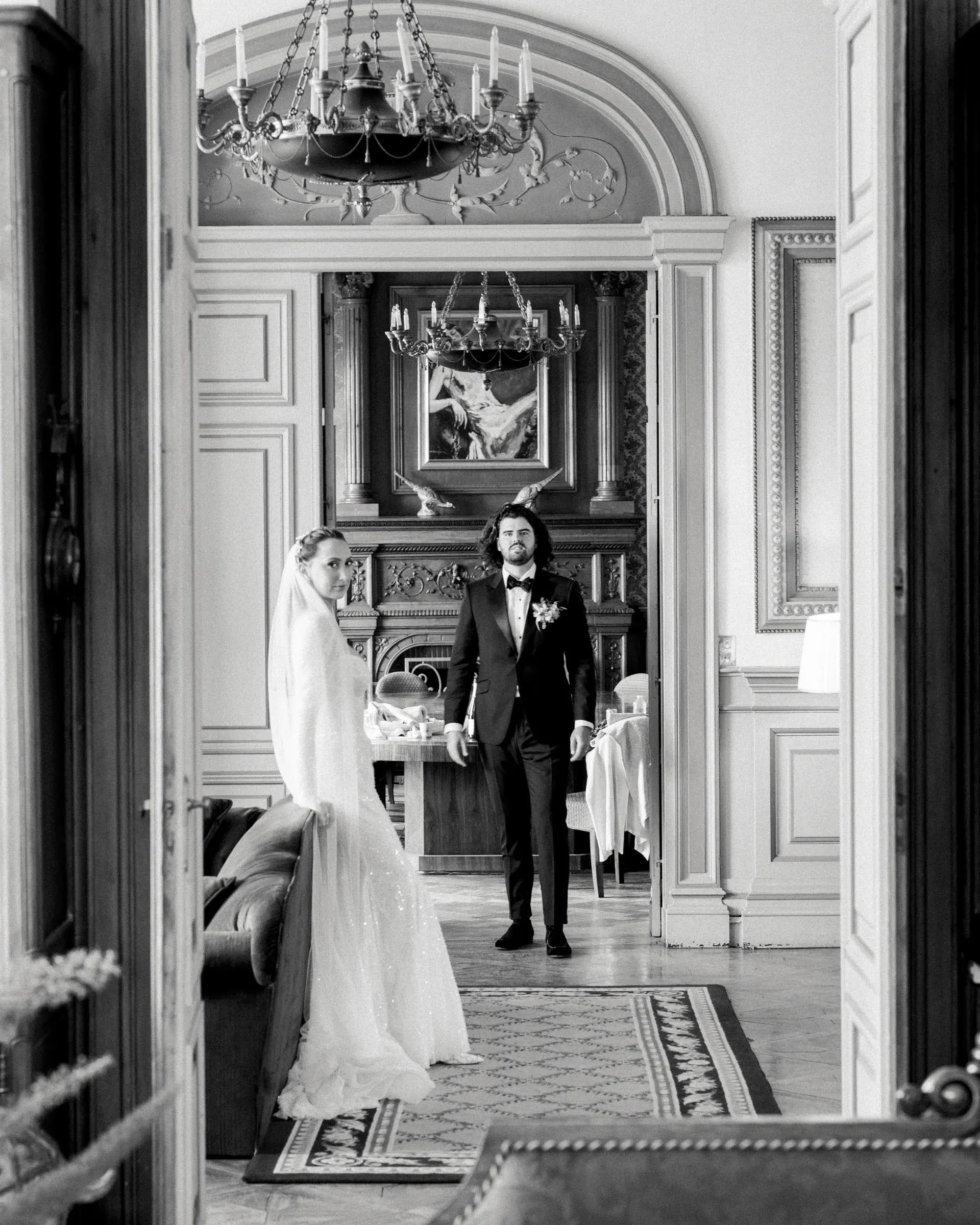 Black and white photo of the bride and groom in the salons of Château de la Valouze